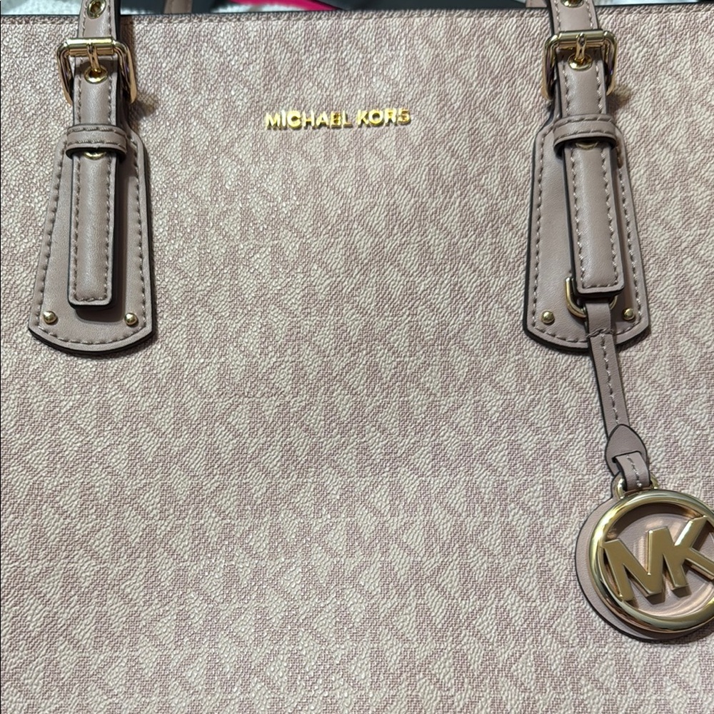 Michael Kors Brown Tote with Elegant Design